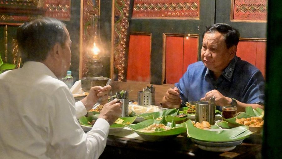 Suasana hangat menyelimuti Surakarta saat Presiden RI Prabowo Subianto bertemu dengan Presiden ke-7 RI, Joko Widodo, pada Minggu malam, (3/11/2024). (Dok. Biro Pers Sekretariat Presiden)