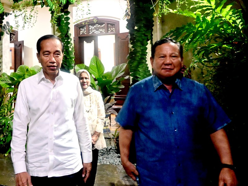 Suasana hangat menyelimuti Surakarta saat Presiden RI Prabowo Subianto bertemu dengan Presiden ke-7 RI, Joko Widodo, pada Minggu malam, (3/11/2024). (Dok. Biro Pers Sekretariat Presiden)