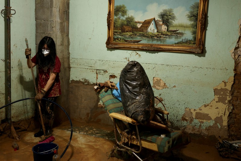Seorang wanita membersihkan lumpur tebal, akibat banjir akibat hujan lebat, di Sedavi, dekat Valencia, Spanyol, 3 November 2024. Seorang wanita membersihkan lumpur tebal, akibat banjir akibat hujan lebat, di Sedavi, dekat Valencia, Spanyol, 3 November 2024. (REUTERS/Susana Vera)