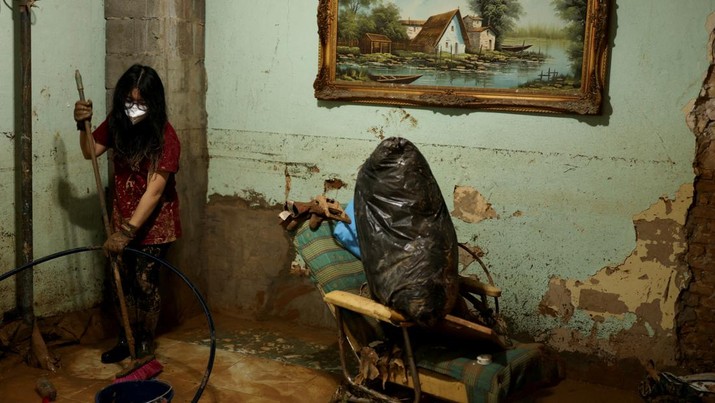 Swee, 21, membersihkan rumah, setelah banjir akibat hujan lebat, di Valencia, Spanyol, 3 November 2024. (REUTERS/Nacho Doce)