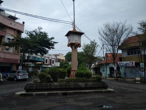 Cerita Jam Rusak Abadi di Tugu Jalan Bahagia Cirebon
