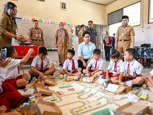 Gibran Tinjau Makan Bergizi Gratis di Luar Pulau Jawa, Menu Ayam Goreng