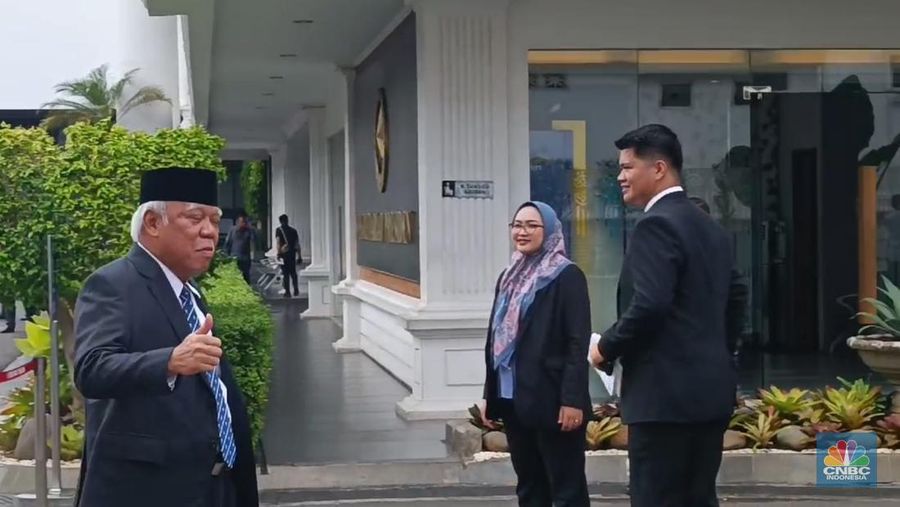 Basuki Hadimuljono tiba di Istana Negara, Jakarta menjelang pelantikan menjadi kepala OIKN, pada Selasa (5/11/2024). (CNBC Indonesia/Emir Yanwardhana)