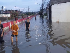 Tanggul Kali di Pondok Aren Tangsel Jebol, Rumah Warga Banjir