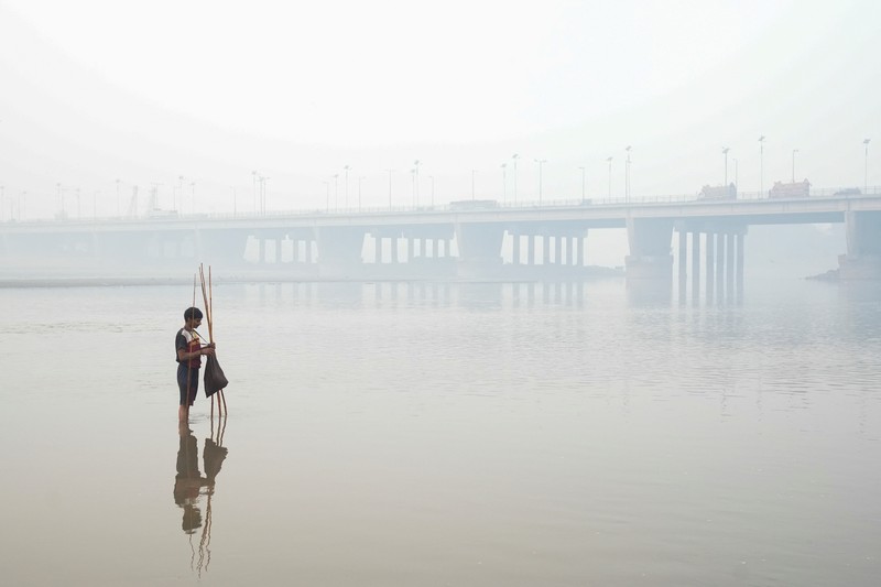 Kendaraan bergerak lambat di jalan saat kabut asap menyelimuti daerah tersebut, di Lahore, Pakistan, Minggu, 3 November 2024. Kendaraan bergerak lambat di jalan saat kabut asap menyelimuti daerah tersebut, di Lahore, Pakistan, Minggu, 3 November 2024. (AP Photo/K.M. Chaudary)