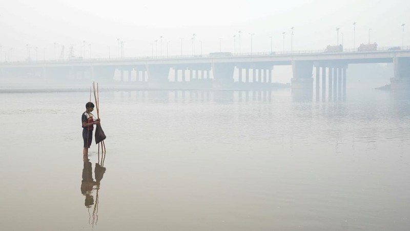 Kendaraan bergerak lambat di jalan saat kabut asap menyelimuti daerah tersebut, di Lahore, Pakistan, Minggu, 3 November 2024. (AP Photo/K.M. Chaudary)