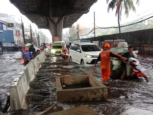 Jalan Seskoal Kebayoran Lama Tergenang, Pengendara Diminta Cari Rute Lain
