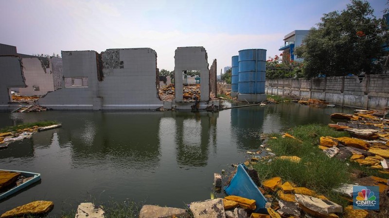 Kawasan Muara Baru yang merupakan pemukiman padat merupakan salah satu wilayah dengan penurunan permukaan tanah terparah di Jakarta. (CNBC Indonesia/Faisal Rahman)