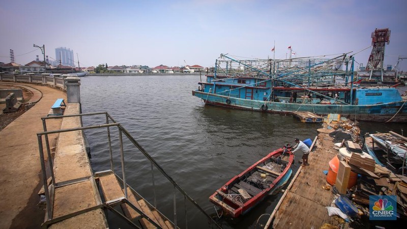 Kawasan Muara Baru yang merupakan pemukiman padat merupakan salah satu wilayah dengan penurunan permukaan tanah terparah di Jakarta. (CNBC Indonesia/Faisal Rahman)