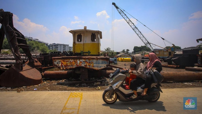 Kawasan Muara Baru yang merupakan pemukiman padat merupakan salah satu wilayah dengan penurunan permukaan tanah terparah di Jakarta. (CNBC Indonesia/Faisal Rahman)