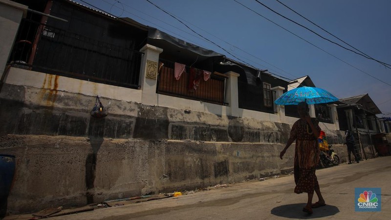 Kawasan Muara Baru yang merupakan pemukiman padat merupakan salah satu wilayah dengan penurunan permukaan tanah terparah di Jakarta. (CNBC Indonesia/Faisal Rahman)