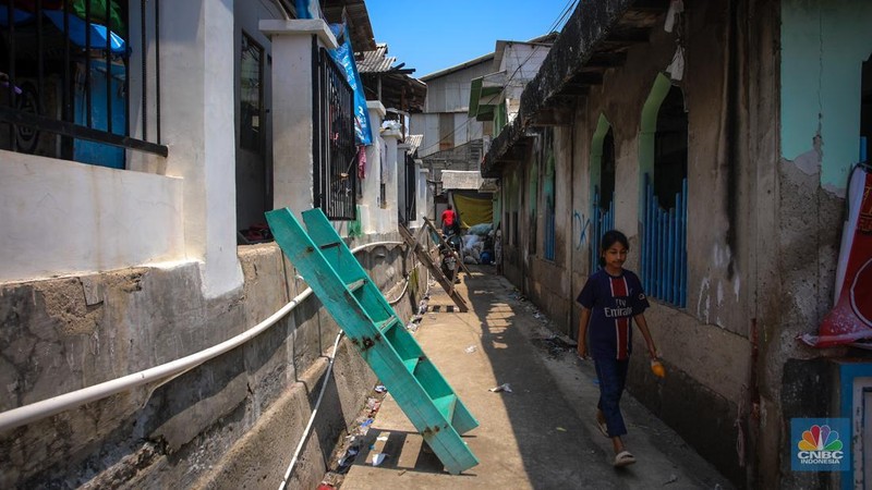 Kawasan Muara Baru yang merupakan pemukiman padat merupakan salah satu wilayah dengan penurunan permukaan tanah terparah di Jakarta. (CNBC Indonesia/Faisal Rahman)