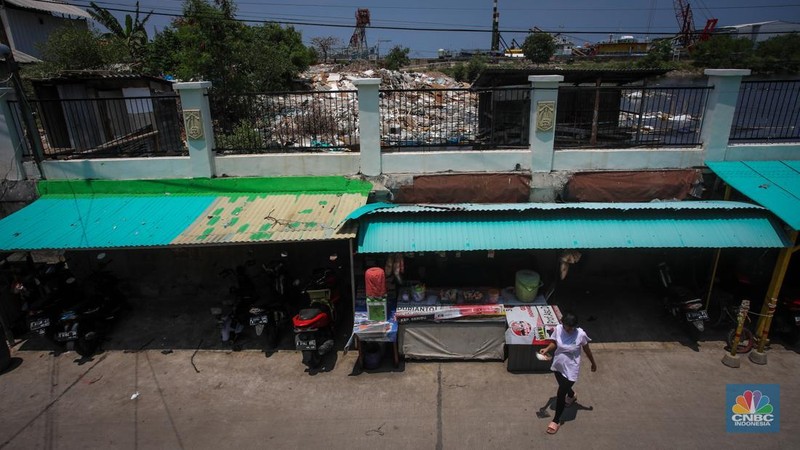 Kawasan Muara Baru yang merupakan pemukiman padat merupakan salah satu wilayah dengan penurunan permukaan tanah terparah di Jakarta. (CNBC Indonesia/Faisal Rahman)