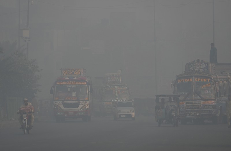 Kendaraan bergerak lambat di jalan saat kabut asap menyelimuti daerah tersebut, di Lahore, Pakistan, Minggu, 3 November 2024. Kendaraan bergerak lambat di jalan saat kabut asap menyelimuti daerah tersebut, di Lahore, Pakistan, Minggu, 3 November 2024. (AP Photo/K.M. Chaudary)