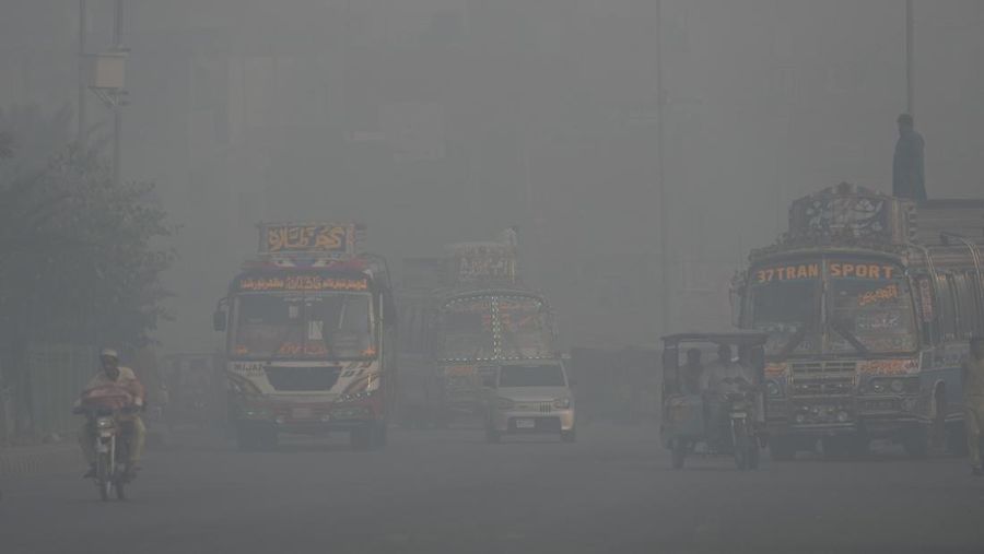 Kendaraan bergerak lambat di jalan saat kabut asap menyelimuti daerah tersebut, di Lahore, Pakistan, Minggu, 3 November 2024. (AP Photo/K.M. Chaudary)