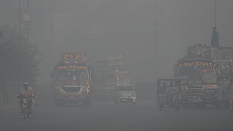 Kendaraan bergerak lambat di jalan saat kabut asap menyelimuti daerah tersebut, di Lahore, Pakistan, Minggu, 3 November 2024. (AP Photo/K.M. Chaudary)