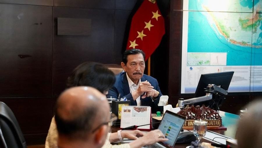 Ketua Dewan Ekonomi dan Penasihat Presiden, Luhut Binsar Pandjaitan berfoto bersama para Dewan Ekonomi Naisonal (DEN). (Instagram @luhut.pandjaitan)