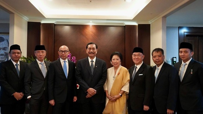 Ketua Dewan Ekonomi dan Penasihat Presiden, Luhut Binsar Pandjaitan berfoto bersama para Dewan Ekonomi Naisonal (DEN). (Instagram @luhut.pandjaitan)