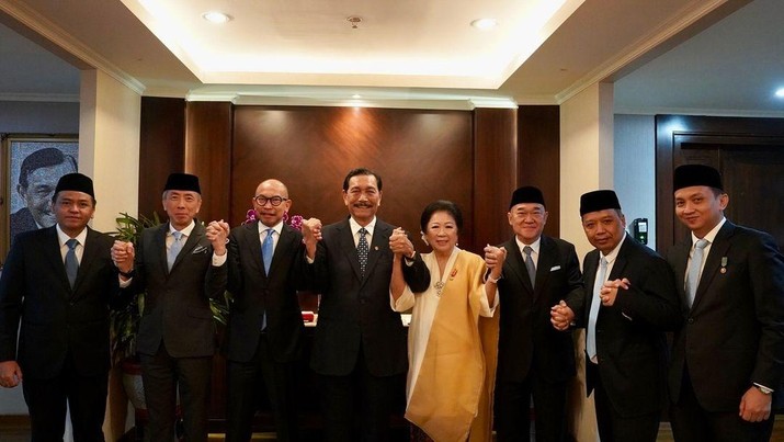 Ketua Dewan Ekonomi dan Penasihat Presiden, Luhut Binsar Pandjaitan berfoto bersama para Dewan Ekonomi Naisonal (DEN). (Instagram @luhut.pandjaitan)