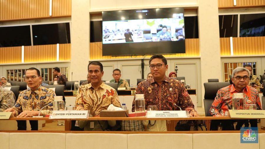 Mentan Amran dan Wamentan Sudaryono saat Rapat Kerja dengan Komisi IV DPR RI, Selasa (5/11/2204). (Dok Kementan)