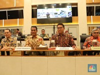 Stok Beras RI Cetak Sejarah, Prabowo Puji Mentan Amran dan Wamentan