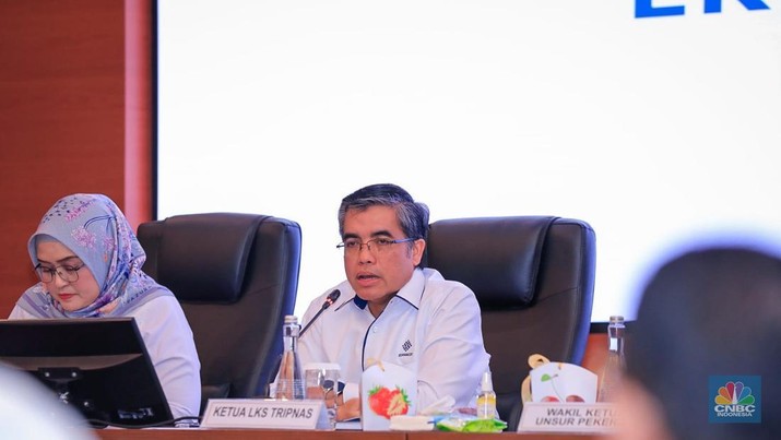 Menteri Ketenagakerjaan Yassierli, selaku Ketua Lembaga Kerja Sama (LKS) Tripartit Nasional memimpin Sidang Pleno IV LKS Tripartit Nasional, Senin (4/11/2024), dok. Kemnker