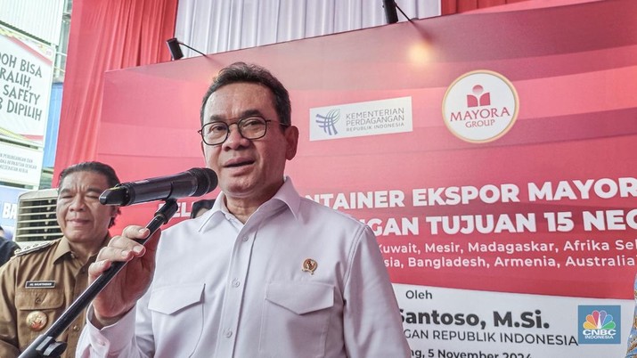 Menteri Perdagangan (Mendag), Budi Santoso melepas kontainer ekspor Mayora Group ke 400 ribu, dengan nilai ekspor US$ 1 juta atau setara dengan Rp15, 7 miliar, di Cikupa, Tangerang, Banten, Selasa (5/11/2024). (CNBC Indonesia/Martyasari Rizky)