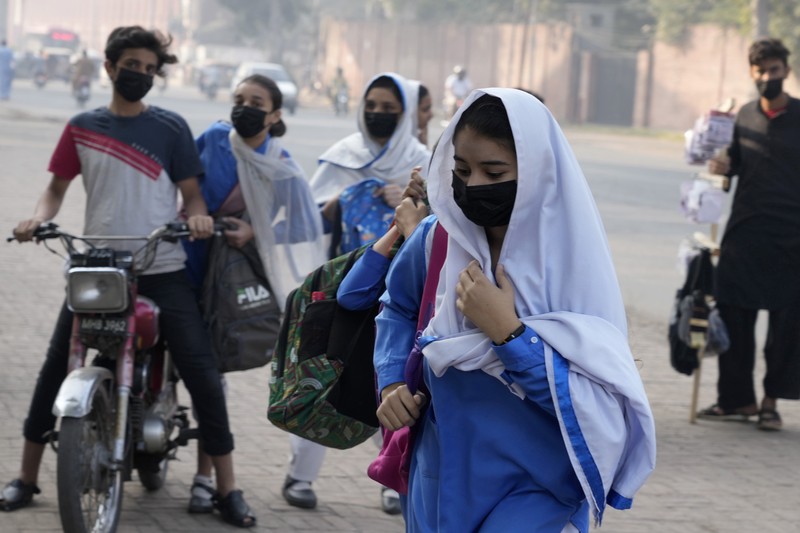 Kendaraan bergerak lambat di jalan saat kabut asap menyelimuti daerah tersebut, di Lahore, Pakistan, Minggu, 3 November 2024. Kendaraan bergerak lambat di jalan saat kabut asap menyelimuti daerah tersebut, di Lahore, Pakistan, Minggu, 3 November 2024. (AP Photo/K.M. Chaudary)