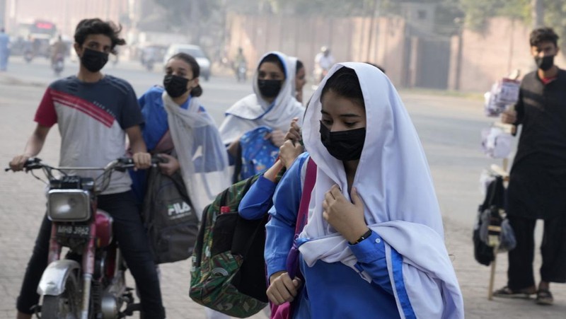 Kendaraan bergerak lambat di jalan saat kabut asap menyelimuti daerah tersebut, di Lahore, Pakistan, Minggu, 3 November 2024. (AP Photo/K.M. Chaudary)