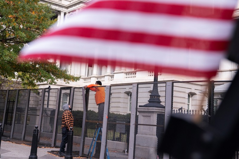 Seorang anggota Dinas Rahasia AS menutup gerbang keamanan di sepanjang Pennsylvania Avenue dekat Gedung Putih pada hari sebelum pemilihan presiden AS di Washington, AS, 4 November 2024. Seorang anggota Dinas Rahasia AS menutup gerbang keamanan di sepanjang Pennsylvania Avenue dekat Gedung Putih pada hari sebelum pemilihan presiden AS di Washington, AS, 4 November 2024. (REUTERS/Nathan Howard)