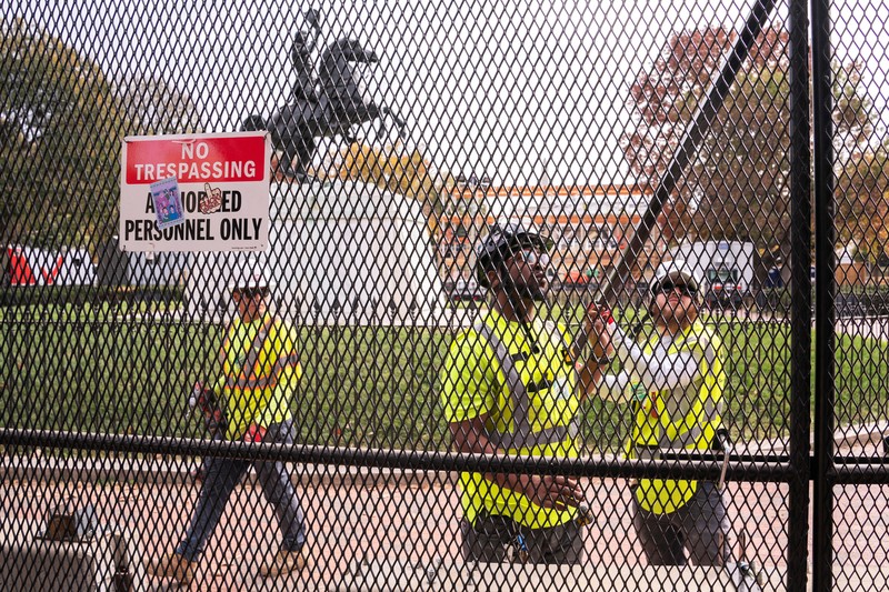 Seorang anggota Dinas Rahasia AS menutup gerbang keamanan di sepanjang Pennsylvania Avenue dekat Gedung Putih pada hari sebelum pemilihan presiden AS di Washington, AS, 4 November 2024. Seorang anggota Dinas Rahasia AS menutup gerbang keamanan di sepanjang Pennsylvania Avenue dekat Gedung Putih pada hari sebelum pemilihan presiden AS di Washington, AS, 4 November 2024. (REUTERS/Nathan Howard)