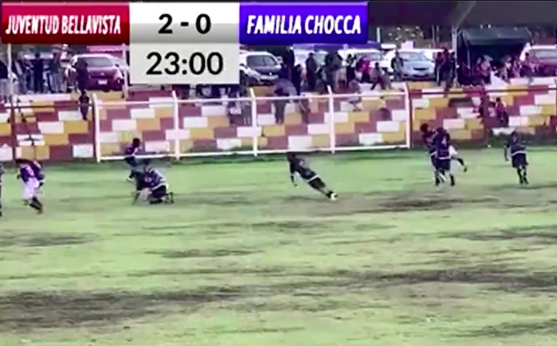 Pemain sepak bola tim Familia Chocca tewas tersambar petir saat pertandingan di Huancayo pada Minggu (3 November). Pemain sepak bola tim Familia Chocca tewas tersambar petir saat pertandingan di Huancayo pada Minggu (3 November). (Tangkapan Layar Video Reuters)