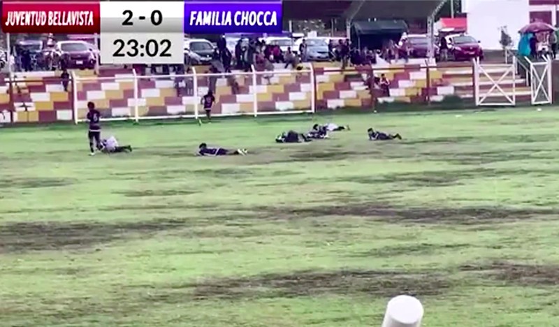 Pemain sepak bola tim Familia Chocca tewas tersambar petir saat pertandingan di Huancayo pada Minggu (3 November). Pemain sepak bola tim Familia Chocca tewas tersambar petir saat pertandingan di Huancayo pada Minggu (3 November). (Tangkapan Layar Video Reuters)