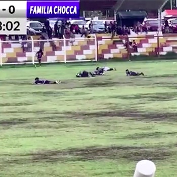 Detik-Detik Pemain Sepak Bola Tewas Tersambar Petir di Lapangan