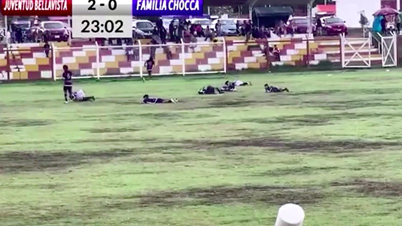 Pemain sepak bola tim Familia Chocca tewas tersambar petir saat pertandingan di Huancayo pada Minggu (3 November). (Tangkapan Layar Video Reuters)