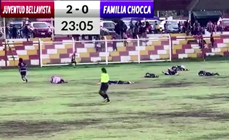Pemain sepak bola tim Familia Chocca tewas tersambar petir saat pertandingan di Huancayo pada Minggu (3 November). Pemain sepak bola tim Familia Chocca tewas tersambar petir saat pertandingan di Huancayo pada Minggu (3 November). (Tangkapan Layar Video Reuters)