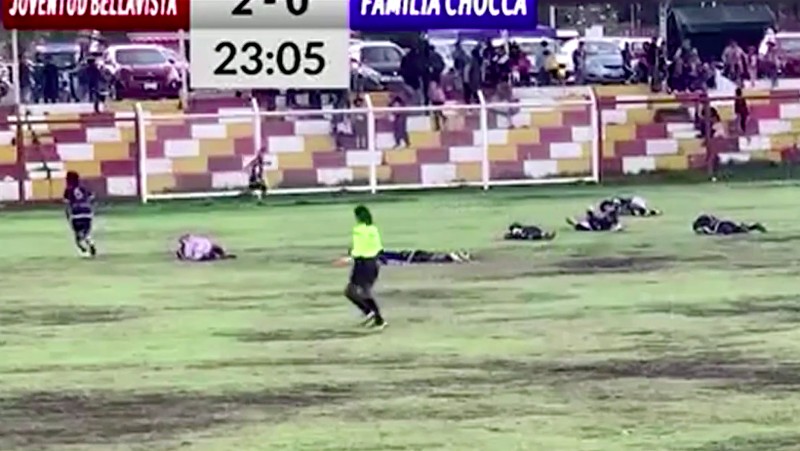 Pemain sepak bola tim Familia Chocca tewas tersambar petir saat pertandingan di Huancayo pada Minggu (3 November). (Tangkapan Layar Video Reuters)