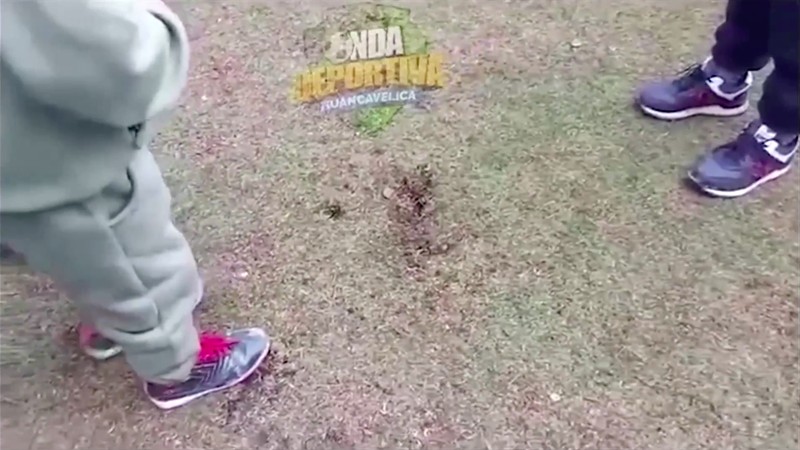 Pemain sepak bola tim Familia Chocca tewas tersambar petir saat pertandingan di Huancayo pada Minggu (3 November). Pemain sepak bola tim Familia Chocca tewas tersambar petir saat pertandingan di Huancayo pada Minggu (3 November). (Tangkapan Layar Video Reuters)