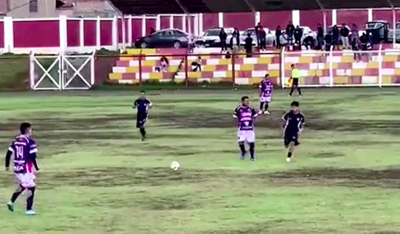 Pemain sepak bola tim Familia Chocca tewas tersambar petir saat pertandingan di Huancayo pada Minggu (3 November). Pemain sepak bola tim Familia Chocca tewas tersambar petir saat pertandingan di Huancayo pada Minggu (3 November). (Tangkapan Layar Video Reuters)