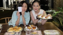 Pose Cantik Adhisty Zara Saat BBQ-an hingga Makan Donat