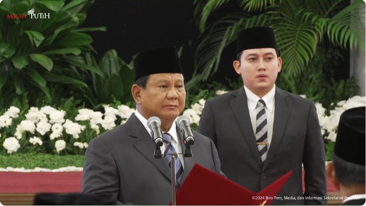 Presiden Prabowo Subianto melantik Anggota KPU, Wakil Ketua & Anggota DEN, Keanggotaan Kompolnas dan Kepala OIKN di Istana Negara, Jakarta, Selasa (5/11/2024). (Tangkapan Layar Youtube Sekretariat Presiden)