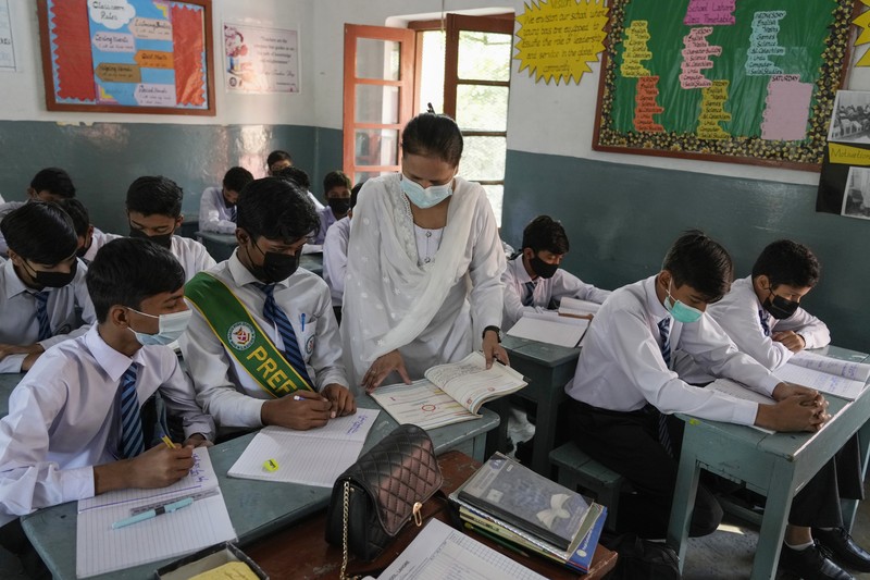 Kendaraan bergerak lambat di jalan saat kabut asap menyelimuti daerah tersebut, di Lahore, Pakistan, Minggu, 3 November 2024. Kendaraan bergerak lambat di jalan saat kabut asap menyelimuti daerah tersebut, di Lahore, Pakistan, Minggu, 3 November 2024. (AP Photo/K.M. Chaudary)