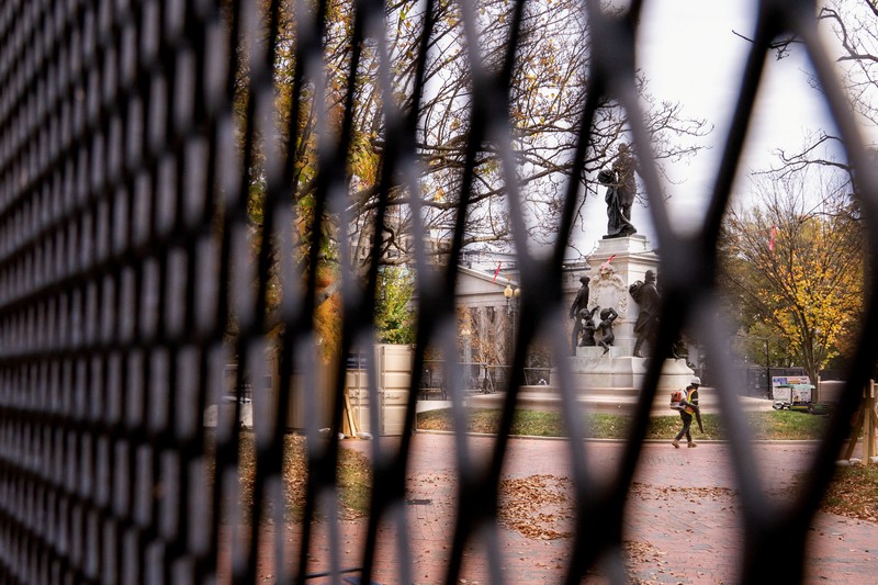 Seorang anggota Dinas Rahasia AS menutup gerbang keamanan di sepanjang Pennsylvania Avenue dekat Gedung Putih pada hari sebelum pemilihan presiden AS di Washington, AS, 4 November 2024. Seorang anggota Dinas Rahasia AS menutup gerbang keamanan di sepanjang Pennsylvania Avenue dekat Gedung Putih pada hari sebelum pemilihan presiden AS di Washington, AS, 4 November 2024. (REUTERS/Nathan Howard)