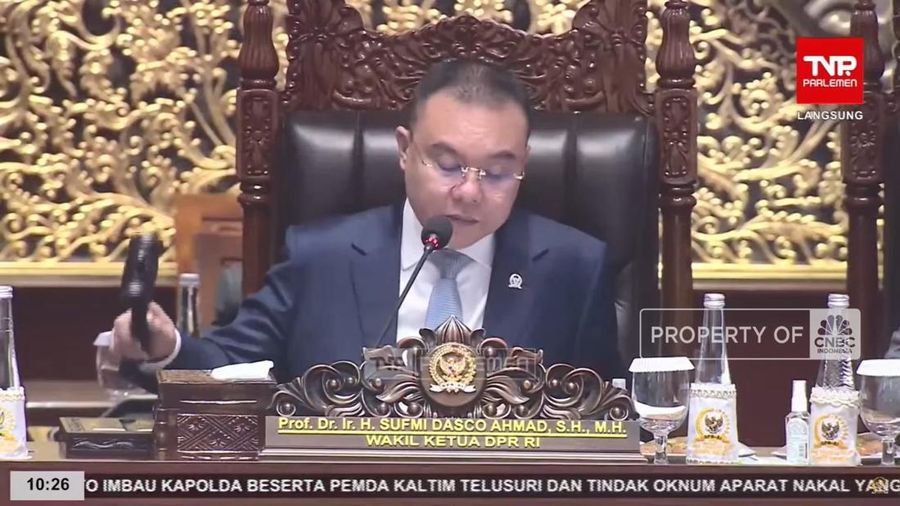 DPR RI menyetujui permohonan naturalisasi Kevin Diks untuk memperkuat Timnas Indonesia bersama dua calon pemain timnas putri, Noa Leatomu dan Estella Loupatty dalam rapat paripurna pada Selasa (5/11) pagi.