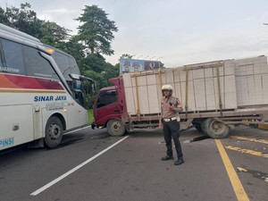 Diduga Rem Blong, Truk Muatan Hebel Tabrak Pembatas Jalan di Bogor