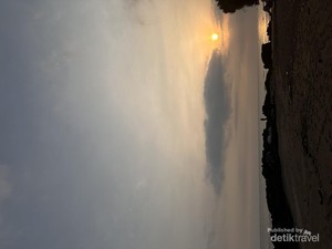 Pantai Soan Galuh Pesonanya Berlipat Ganda Sore Itu