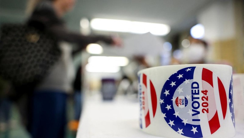 A man votes in the 2024 U.S. presidential election on Election Day, at Pittsburgh Manchester School in Pittsburgh, Pennsylvania, U.S., November 5, 2024. REUTERS/Quinn Glabicki