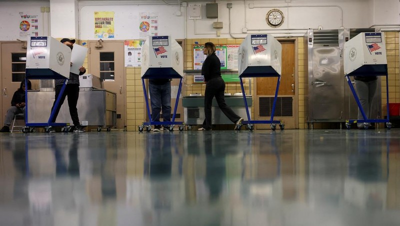 A man votes in the 2024 U.S. presidential election on Election Day, at Pittsburgh Manchester School in Pittsburgh, Pennsylvania, U.S., November 5, 2024. REUTERS/Quinn Glabicki