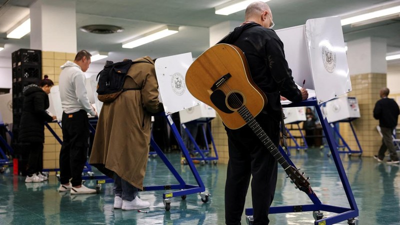 A man votes in the 2024 U.S. presidential election on Election Day, at Pittsburgh Manchester School in Pittsburgh, Pennsylvania, U.S., November 5, 2024. REUTERS/Quinn Glabicki