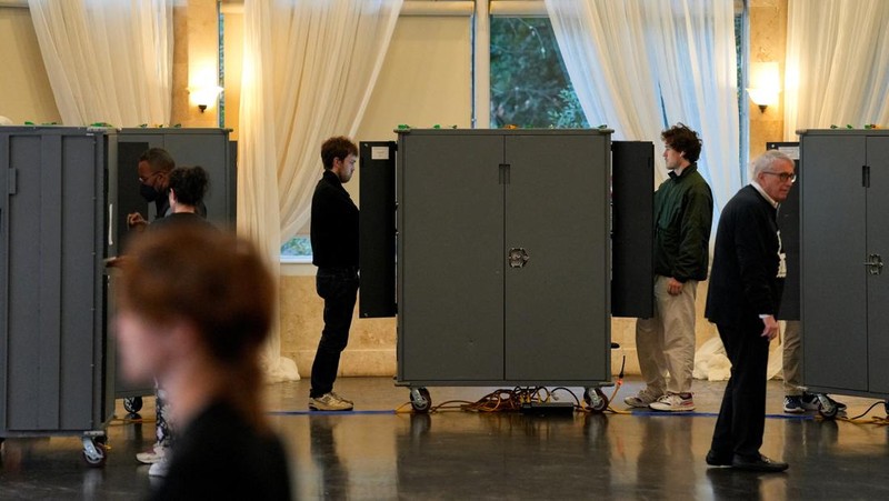 A man votes in the 2024 U.S. presidential election on Election Day, at Pittsburgh Manchester School in Pittsburgh, Pennsylvania, U.S., November 5, 2024. REUTERS/Quinn Glabicki